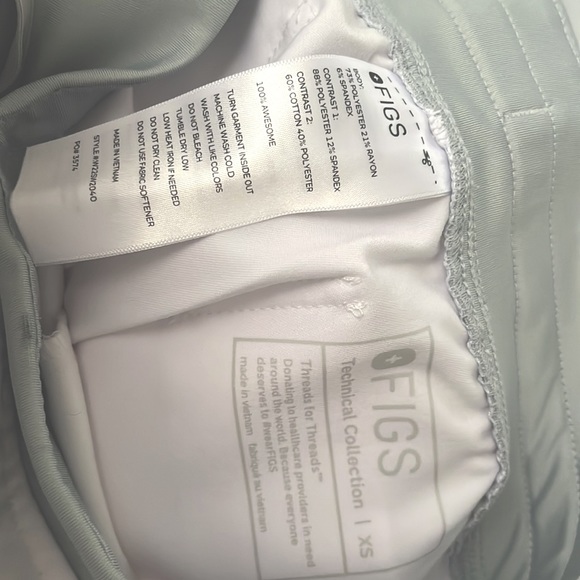 Full pairs (sets) of White Zamora cargo FIGS and Catarina XS tops - Picture 4 of 5